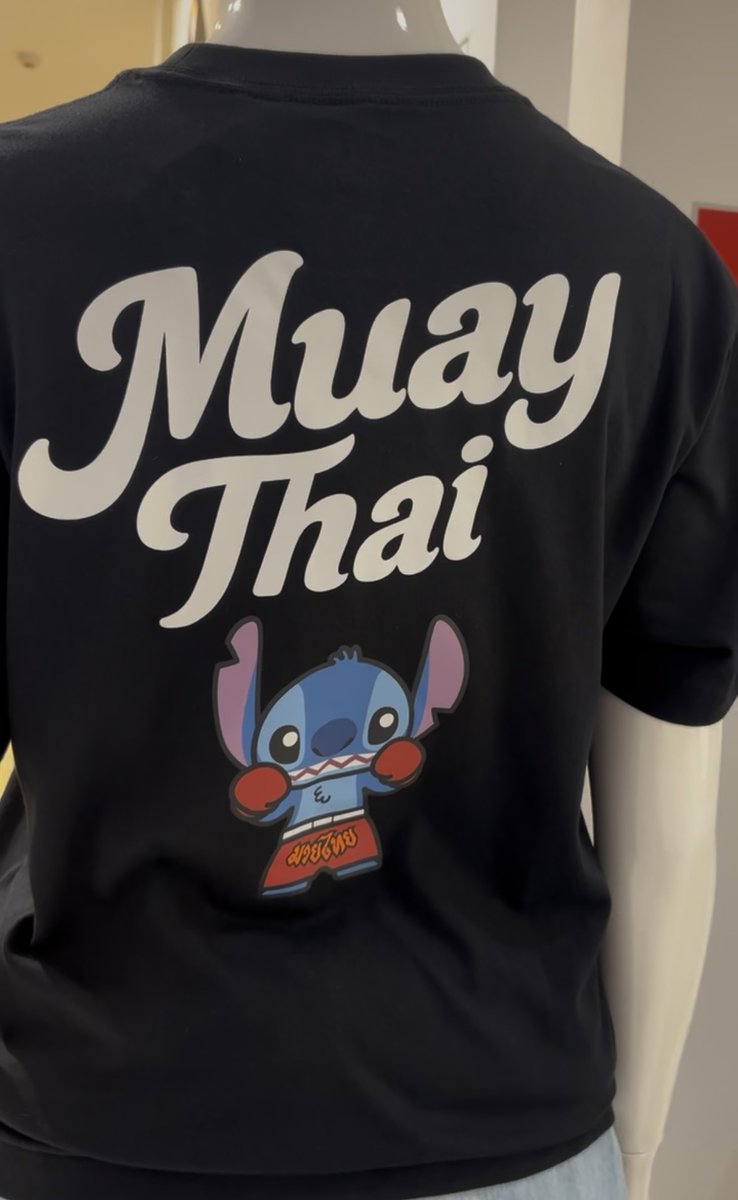 A_koizumi's tweet photo. タイのUNIQLOでスティッチのタイ限定Tシャツが発売されたので買ってきました！「STITCH IN THAILAND」という名前の通り、Tシャツのデザインはスティッチがトゥクトゥクや象に乗ったり、トムヤムクンを食べたり、ワットポーに行ったりと、スティッチがタイ旅行をしてるかのようなかわいいデザインのTシャツばかりでした！