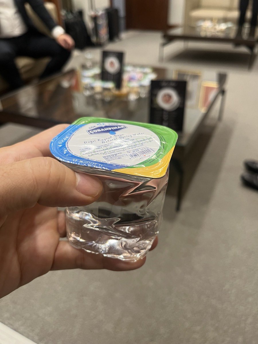 shinjirokoiz's tweet photo. イスタンブール空港にて。最初、ろうそくかなと思ったらミネラルウォーターでした。これは初めて見た。 https://t.co/rojNkLYexb