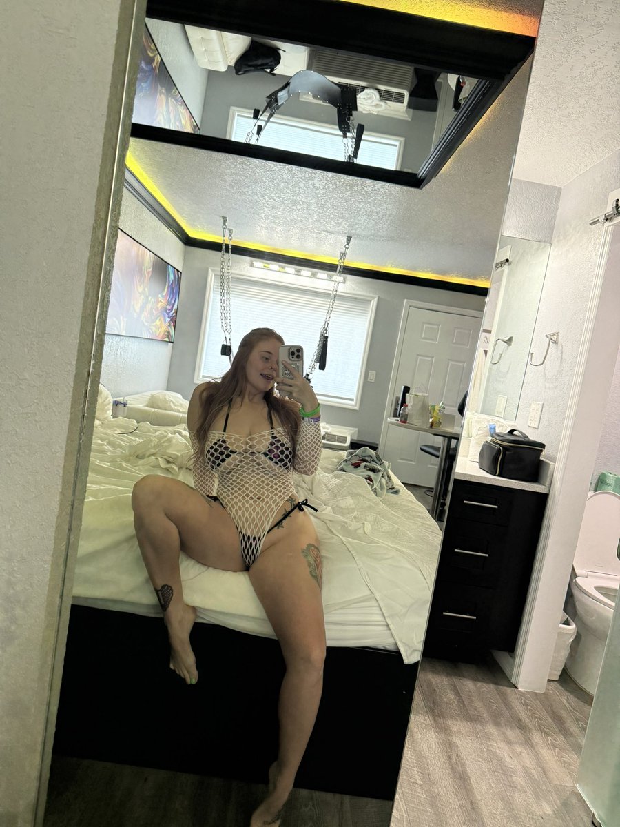 sexyscarlettttt's tweet photo. @Sendinyourpics_ @naughtywife26 @MissyXXXLove @homegrown_hun https://t.co/l3EPMSPRm5