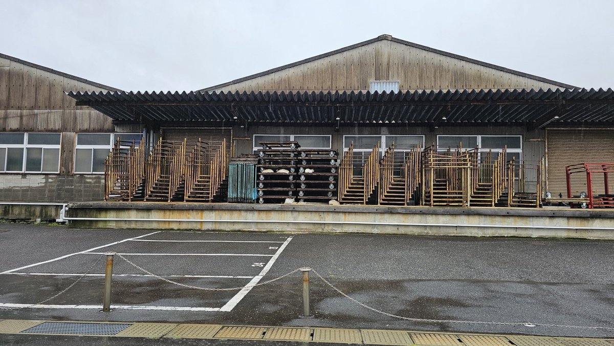 anothernansyu's tweet photo. パレットの中にまばらに土嚢がある、と思ったら｢猫紛れてるやん！｣となり、写真見返したら｢もう1匹猫おるやん！｣となり、今投稿する前に｢この中に猫は何匹いるでしょう？とか出来たらおもろいけど流石に二匹目見つけやす過ぎるか～｣思ってたらガチで難易度高い3匹目いて草 https://t.co/9nbOdpXNNp