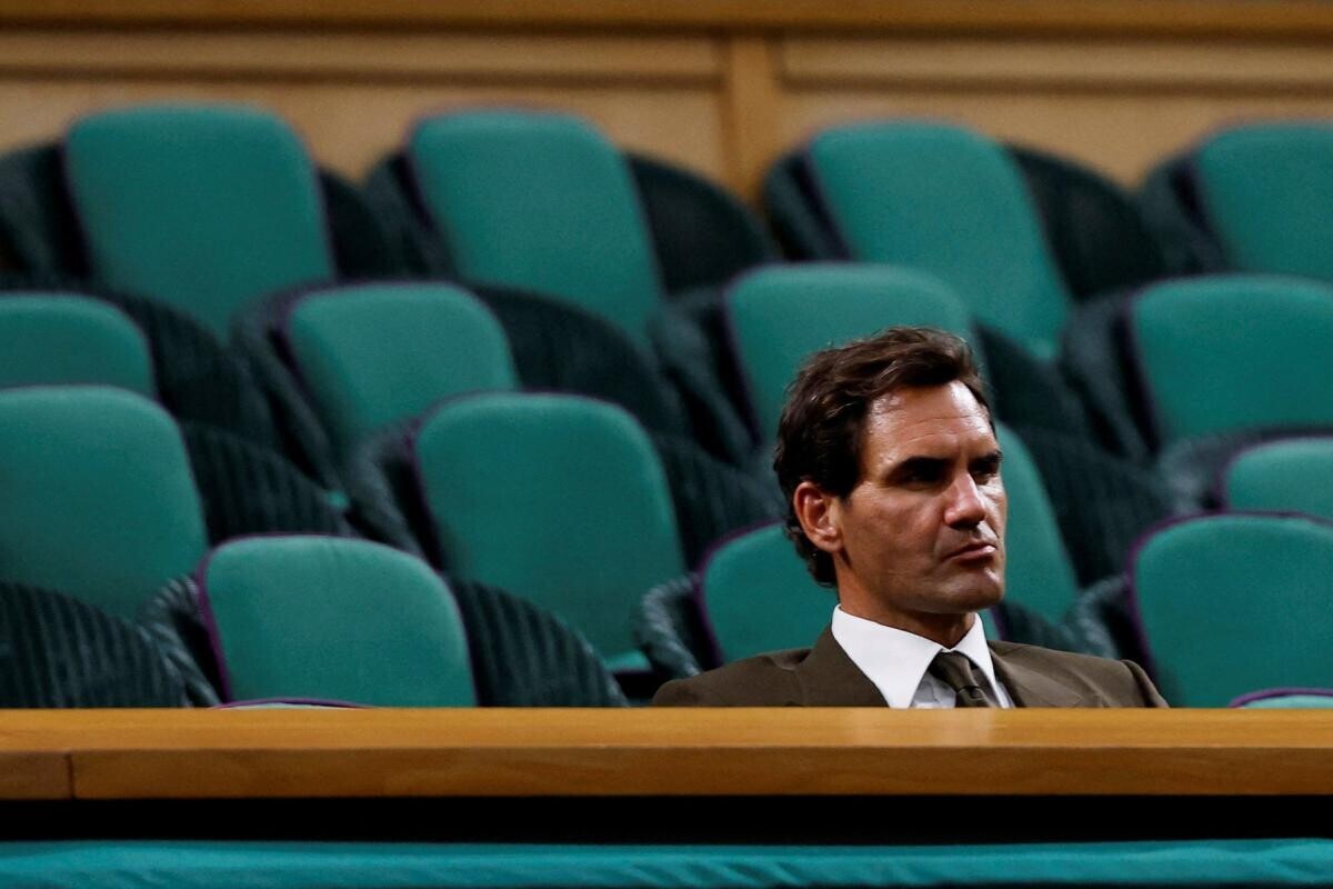 lequipe's tweet photo. L'image du jour : Roger Federer seul à veiller dans la « Royal Box » de Wimbledon pour Zverev-Lehecka
➡️ https://t.co/p9nQ9RTsAX https://t.co/yoD4SQ6sI8