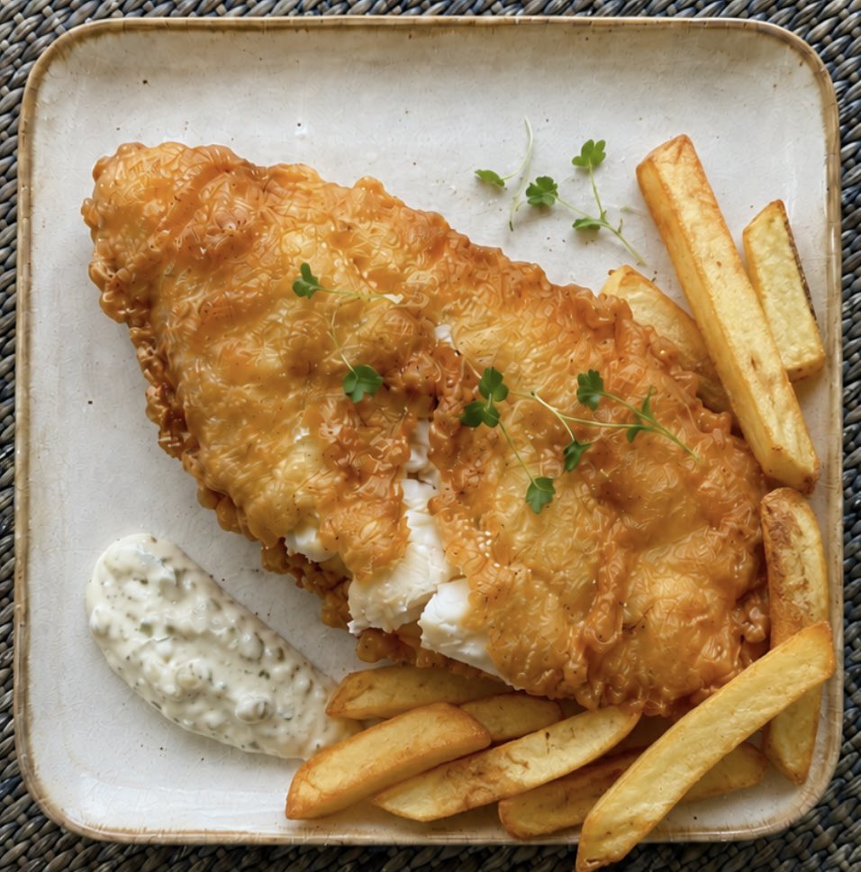 lowca_androidow's tweet photo. Fish and chips

Fish and chips to jedno z najbardziej rozpoznawalnych dań kuchni brytyjskiej. Jego popularność zaczęła rosnąć w XIX wieku, kiedy smażona ryba połączyła się z frytkami i stała się tanim, sycącym posiłkiem dla robotniczych dzielnic Anglii. Z czasem danie trafiło do barów, nadmorskich smażalni i domów, a dziś uchodzi za jeden z kulinarnych symboli Wielkiej Brytanii. 
Dobry fish and chips nie polega na ciężkiej panierce i tłustej rybie. Ryba ma być soczysta, ciasto cienkie, lekkie i chrupiące, a frytki grube, miękkie w środku i rumiane z zewnątrz. Najlepszy efekt daje bardzo zimne ciasto piwne z dodatkiem mąki ryżowej i odrobiny wódki. To prosty trik, który poprawia chrupkość panierki.

Pełny przepis na https://t.co/fmIe88KHBX