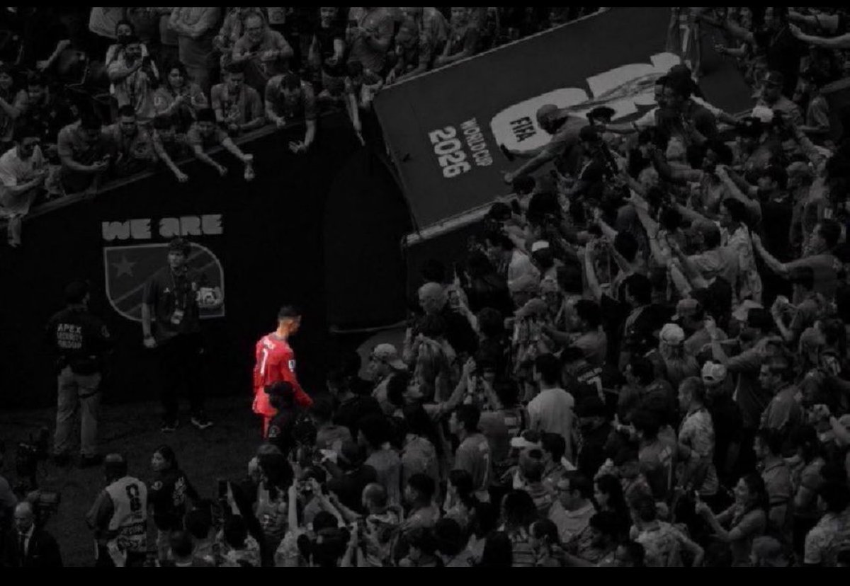 p_7s3's tweet photo. ما أدري إذا كلامي بيوصل لأحد أو لا، لكن خروج Cristiano Ronaldo ما يغيّر الحقيقة: هو واحد من أعظم الشخصيات الرياضية في التاريخ.

ما ألهمني فيه مو بس أهدافه وأرقامه، بل عقليته. علّمني أن النجاح ما يجي إلا بالتعب، وأن كل حلم له ثمن. بدأ من عائلة فقيرة، وفقد والده في بداية مشواره https://t.co/7XF0yxCfre