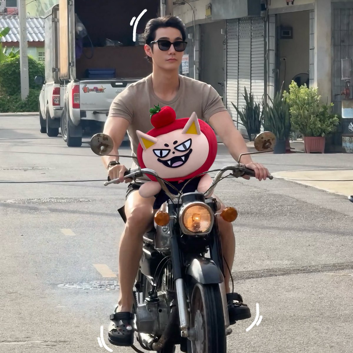 mpmpmpHJ's tweet photo. ขี่รถแอ็คสาว ❌ 
ขี่รถส่งลูกไปโรงเรียน ✅

#LoversAndGangsters https://t.co/KI48Azk6oC