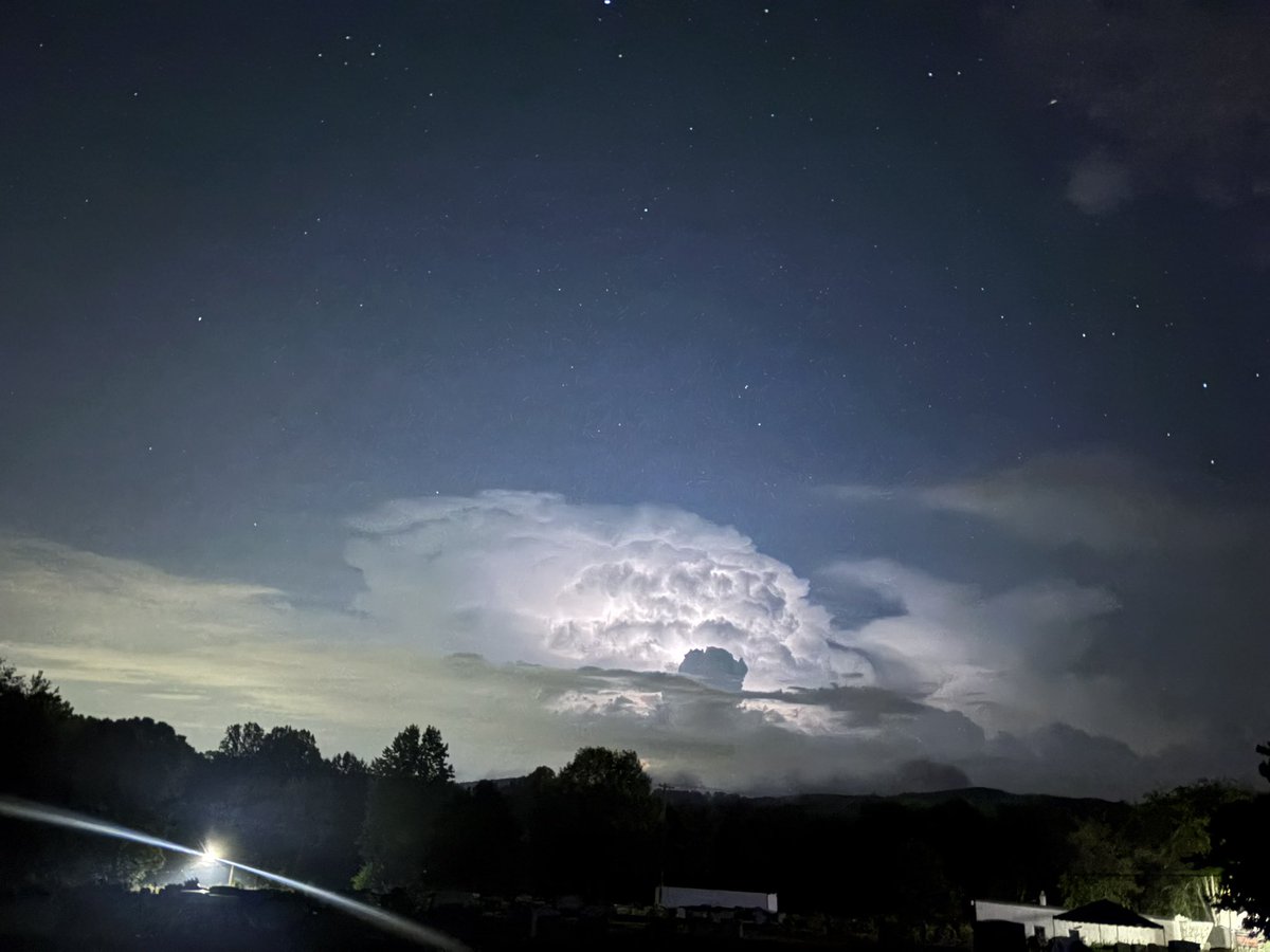 Bwhite663's tweet photo. Love watching all the "heat lightning” off in in the distance https://t.co/YlcLcb1jMH