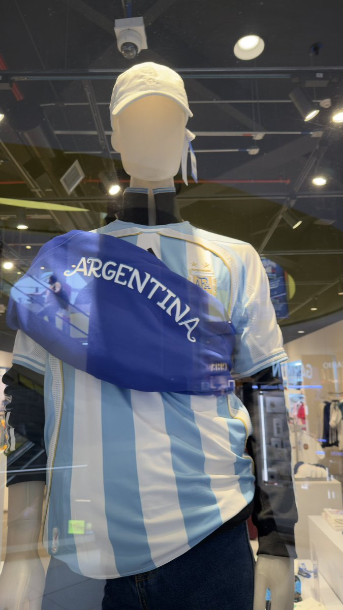 Kmimach's tweet photo. @adidasoriginals @adidas Adidas Colombia Deberían revisar las exhibiciones de sus tiendas y colocar la camiseta de la  @afa actual no la antigua. https://t.co/gKded2epsD