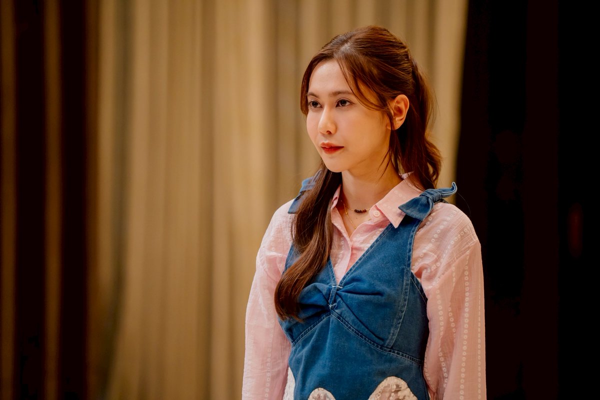 Yuriinmybrain's tweet photo. เรื่องย่อ “โซ่รักอัคนี”

“อัจจิมา วาทินวณิช” หรือ “ไฟ” (น้ำหนึ่ง-มิลิญ วาทินธนะกิจ) ทายาทหญิง แห่งตระกูล “วาทินวณิช” เจ้าของกิจการเหมืองแร่ทรงอิทธิพลในภาคใต้ คือหญิงสาวผู้เติบโตมาท่ามกลางบาดแผลในครอบครัว หลังการสูญเสียแม่ตั้งแต่เด็ก ทำให้ไฟกลายเป็นคนดื้อรั้น หัวร้อน และไม่เชื่อในคำว่า "ความรัก"

ไฟไม่เคยให้อภัยพ่อ “อัคนี วาทินวณิช” (สมชาย เข็มกลัด) ที่พา “วรรณา” (ฌาร์ม โอสถานนท์) หญิงสาวชาวบ้านธรรมดา เข้ามาอยู่ในบ้านหลังแม่ตาย และสิ่งที่ทำให้ไฟยิ่งโกรธแค้นมากขึ้น เมื่อเห็นว่า “อาทิตยา” หรือ “กะเพรา” (เนย-กานต์ธีรา วัชรทัศนกุล) เด็กสาวลูกคนงานในเหมืองที่พ่ออุปการะไว้ ถูกปฏิบัติอย่างเอ็นดู ในขณะที่เธอกลับถูกเพิกเฉย ไฟจึงลงมือกลั่นแกล้งกะเพราอย่างหนัก จนพ่อของไฟต้องส่งกะเพราไปอยู่โรงเรียนประจำ และตัดขาดจากบ้าน วาทินวณิช ไป

15 ปีผ่านไป … กะเพรากลับมาอีกครั้ง ในฐานะผู้ช่วยของอัคนี จุดเชื้อไฟเก่าในใจของไฟ ให้ลุกโชนขึ้นอีกครั้ง พร้อมความเข้าใจผิดที่ยังฝังลึก และคราวนี้ไฟจะไม่ปล่อยให้ “ยายหนูตะเภา” กลายเป็นคนโปรดของพ่อได้อีกเป็นครั้งที่สอง แต่สิ่งที่ไฟไม่เคยรู้ คือกะเพราในวันนี้…ไม่ใช่เด็กสาวที่ไฟเคยรังแก และการกลับมาครั้งนี้ ไม่ได้มีแค่ "บุญคุณ" แต่ยังเต็มไปด้วย “ความจริง” ที่ไฟยังไม่เคยรู้!

ระหว่างนั้น “นนทกานต์” หรือ “นท” (รชยา ทัพพ์คุณานนต์) เพื่อนสนิทของกะเพรา ได้เข้ามาเป็นพันธมิตรสำคัญ ในการปกป้องกะเพราจากไฟ ทว่าความใกล้ชิดของกะเพรา และไฟ กลับทำให้ “หัวใจ” ของทั้งคู่เริ่มสั่นไหว อย่างไม่ทันตั้งตัว ต่อมา เกิดอุบัติเหตุในเหมือง ที่กลับกลายเป็นจุดเปลี่ยนสำคัญ ทำให้ทุกคนเริ่มสงสัยว่า “ใครกันแน่ … ที่วางแผนทำลาย” และในขณะที่ไฟกำลังสับสนว่าความรู้สึกในใจคือ “เกลียด” หรือ “ห่วง” ด้านกะเพราเองก็เริ่มไม่แน่ใจ … ว่าไฟอาจไม่ได้ร้ายอย่างที่เธอเคยคิดมาตลอด

ใครคือผู้อยู่เบื้องหลังเหตุเหมืองถล่ม และเหตุเพลิงไหม้ที่เกือบพรากชีวิตกะเพรา? ความสัมพันธ์ที่เริ่มเปลี่ยนไปของไฟ และกะเพรา คือรัก … หรือเพียงแค่พันธนาการที่เรียกว่า “โซ่แห่งอดีต” และเมื่อความจริงเปิดเผย … ใครกันแน่ที่จะ “ถูกไฟเผา” จนไม่เหลือสิ่งใด

“บางคน...เรารักเขาเพราะเขาใจดี

แต่บางคน...เรารักทั้งที่เขา ‘เคยร้ายกับเรา’ จนแทบทนไม่ไหว”

เตรียมพบกับเรื่องราวดราม่า ร้อนแรง ที่ร้อยรัดด้วยอดีต ความรัก ความแค้น และการให้อภัย ที่คุณจะทั้งเกลียดทั้งรัก...และหยุดดูไม่ได้ใน “โซ่รักอัคนี” เรื่องสุดท้ายจากซีรีส์ชุด “4 ELEMENTS บ้านวาทินวณิช” ทุกวันเสาร์ เวลา 20.30 น. เริ่มตอนแรก วันเสาร์ที่ 11 กรกฎาคมนี้ ชมสดหน้าจอทางช่อง 7HD กด 35
