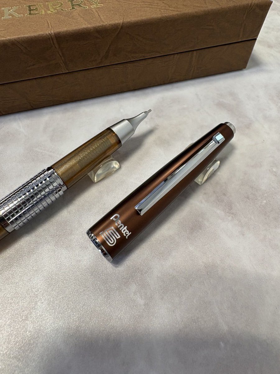 giftioneryDelta's tweet photo. ＼本日発売／
しーさーさんとぺんてるのコラボ第2弾「KERRY Seasar Brown」が入荷しました🟤
大変人気の商品のため【お一人様1本まで、店頭分は代引き・お取り置き不可】となります。
悪しからずご了承の程よろしくお願いいたします。
#文房具 #bungu #しーさー #ぺんてる #しーさーケリー #梅田デルタ https://t.co/PZ5qrhaJmU