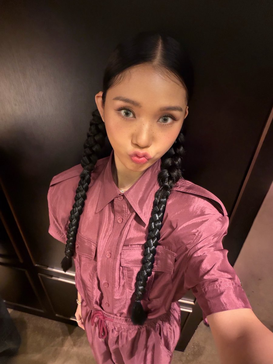 8_OHMYGIRL's tweet photo. [#OhTimes] 260707 제5회 청룡시리즈어워즈 핸드프린팅 행사 📸

청룡에~서 누가 돌아왔게~🤭

작년 신인여자예능인상을 받은 미미가 올해는 핸드프린팅 행사에 참석했습니다🤚✨
앞으로도 미미가 써 내려갈 반짝이는 순간들을 함께 응원해 주세요·̩͙꒰ঌ🧸ྀི໒꒱·̩͙💕

#오마이걸 #OHMYGIRL #OMG #미미 https://t.co/2318Lfkept