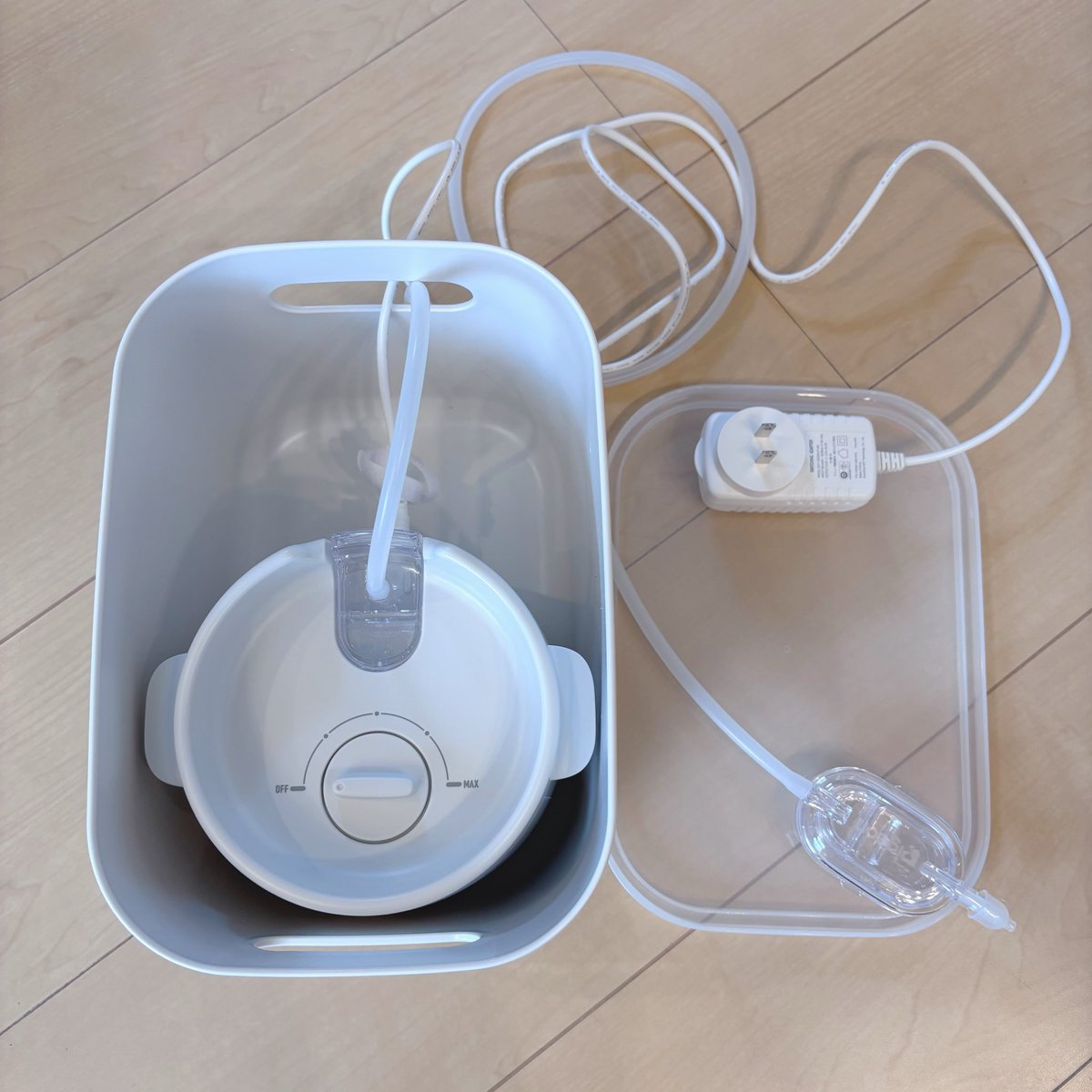 yuimarumaru37's tweet photo. シュポットの収納、
無印のやわらかポリエチレンケース（ハーフ・中）で定まったー！

・本体やコード類いれたらシンデレラフィット
・フタ付ければホコリ対策🙆🏼‍♀️

何よりいいのが、本体をケースから出さなくてもコードをつなげばそのまま使えることー！！
（鼻吸い器って風邪ひくと頻繁に使うからサッと使えるのが神）
持ち運びもラク👏🏻
