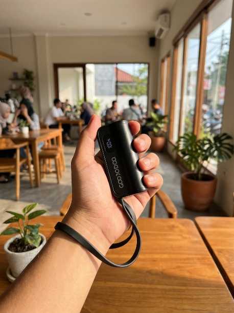 mongkiripiw's tweet photo. Gak perlu repot gulung kabel kusut lagi tiap mau ngecas di luar rumah, sekarang tinggal tancap powerbank kapsul mini yang udah sekalian ada stand tersembunyinya ini.
https://t.co/HDUwmf8VW3 https://t.co/4YxBuV93TN