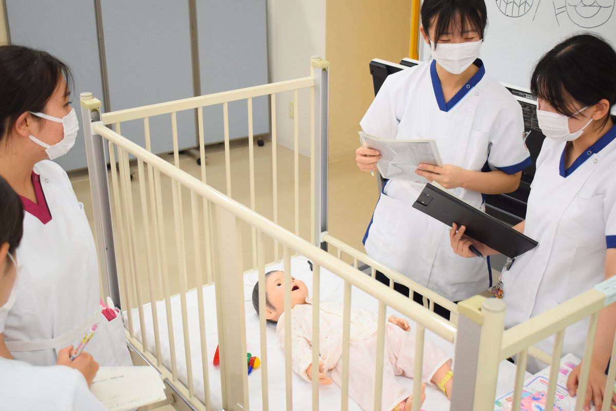kuhs_kango's tweet photo. 看護学科3年生が「安全な療養生活の援助」の演習に取り組みました👶✨ 成長発達に応じた安全対策を話し合い、おむつ交換では観察ポイントや感染予防を確認。小児看護実習に向けて学びを深めています🌱 #kuhs #看護学科 #小児看護 #技術演習 https://t.co/CP3AGV9rl6