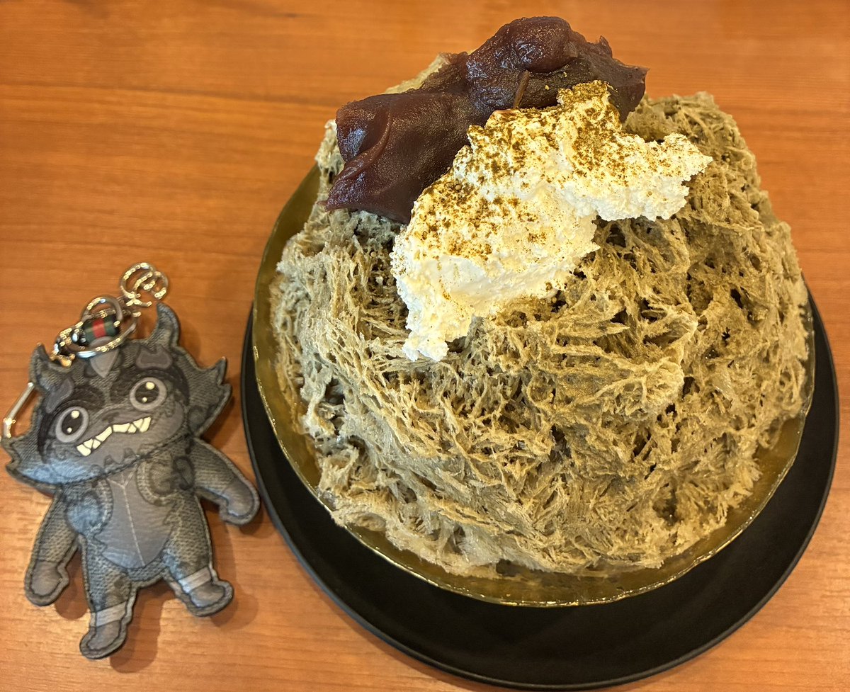 void0520's tweet photo. ずっと気になってた餃子屋さんに、かき氷を頂きに行って来たっ！
ほうじ茶ミルクを。
かき氷専門店ではないのに、スッとスプーンが入って、ふわっとサクッとした氷で感激っ！
こし餡もたっぷり！
美味しかった！！

#かき氷
#ほうじ茶ミルク
@aoharugyoza https://t.co/EVUX6PWPDk