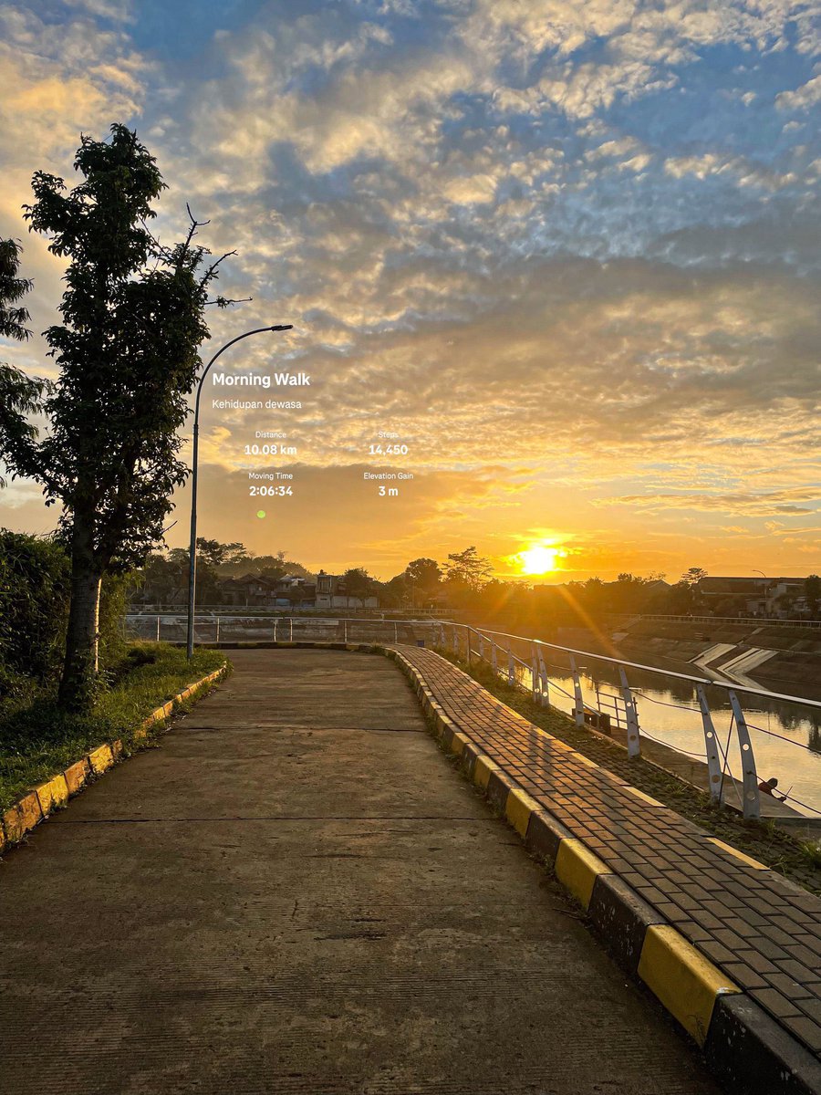 rizrizkyamalia's tweet photo. Sekedar jalan kaki di kabupaten juga ku romanticize 🌱✨
Biar apa? Biar tetep waras 🫰🏻
Kurang-kurangin bitter sama hidup orang, kalau capek istirahat. Kalau bosen, coba cari hal yang menyenangkan dan bikin kamu excited 🫶🏼 https://t.co/M5uoAb6IjY
