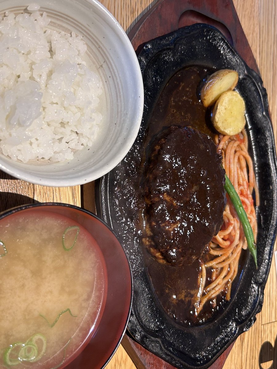 MATTARINEKOkob1's tweet photo. #昼ごはん  #lunch  #飯テロ  #外ごはん 
野暮用昼飯、キミハンのトリュフデミグラスハンバーグ＆味噌汁卵かけご飯のセット https://t.co/dvZQT9pYHk