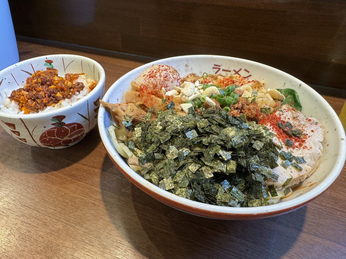 knk_c_ryu's tweet photo. みなもと屋
みなもと冷やし麻辣坦々まぜそば(中辛、中痺)
麻辣飯
最近の月替わり限定の中でもかなり好きなやつかも🤦‍♂️
麻辣飯がまぜそばの中辛よりも辛くて今晩お腹が悲鳴をあげそうw
夏にぴったりな1杯でしたね、ごちそうさまでした！！！！！
#みりらーめん https://t.co/5DV0d2LpLO