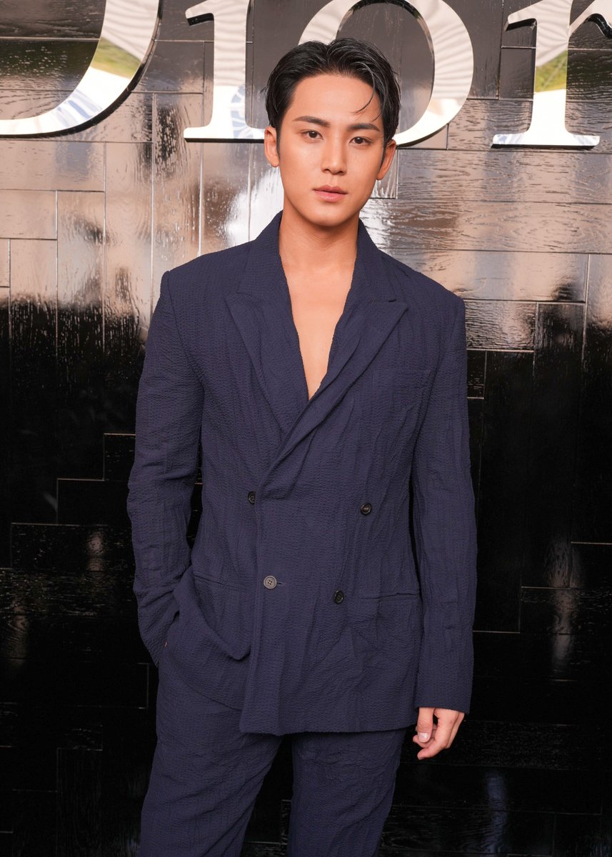 ellegirl_jp's tweet photo. #SEVENTEEN #ミンギュ や #サブリナ・カーペンター らが来場した「ディオール」2026-27秋冬オートクチュールコレクション💫 

フロントロウSNAPはこちら👇
🔗https://t.co/TbrbbPkqaA https://t.co/0n91HqCCzn