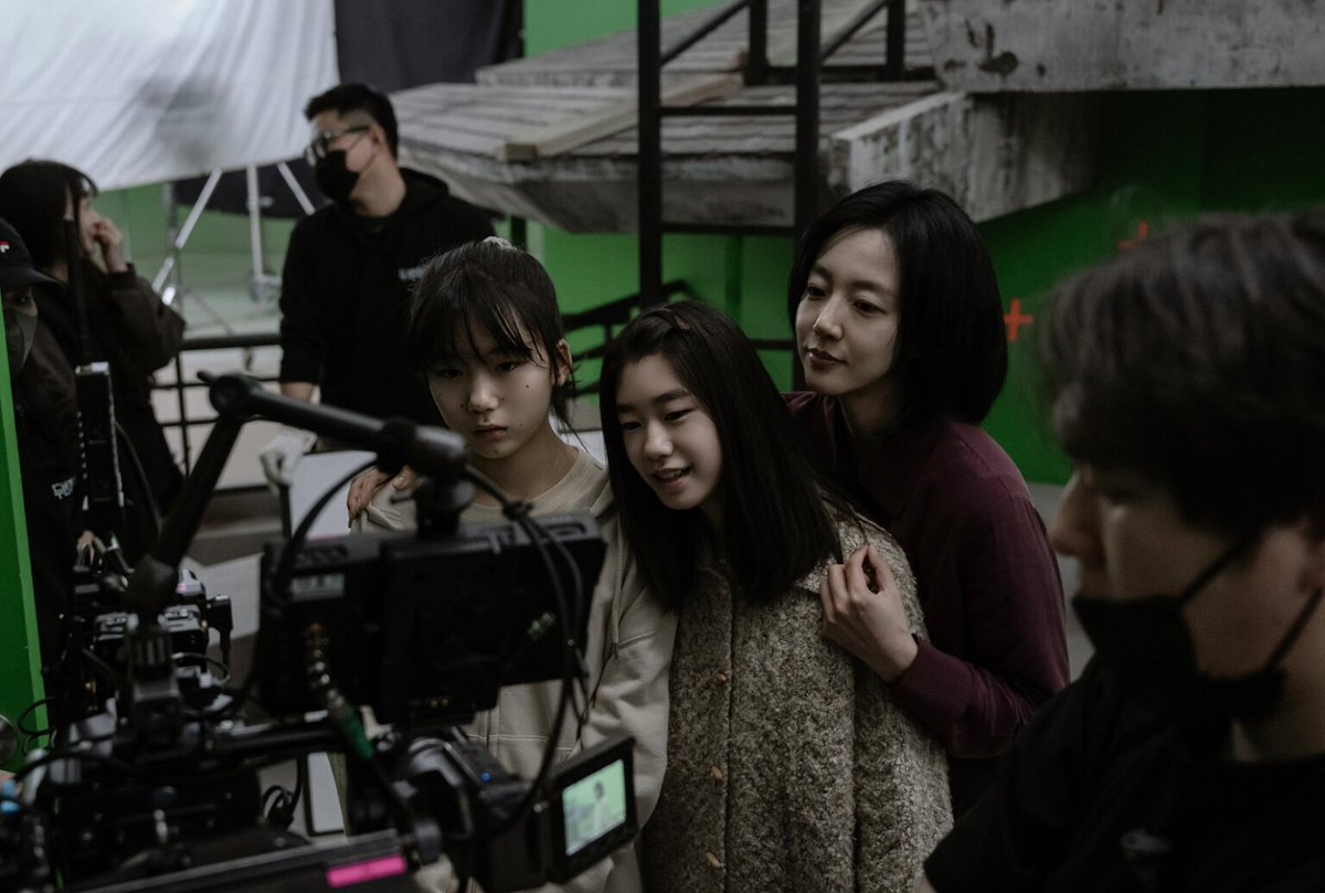 _limvv's tweet photo. 선배님이 너무 따뜻해....ᰔᩚ
박소이X유나X임수정
배우들의 섬세한 연기에 푹 빠져서 볼 수 있는
영화 <그림자 아이> 많은 관심 부탁드려요🖤 https://t.co/PAA8WTrdVn