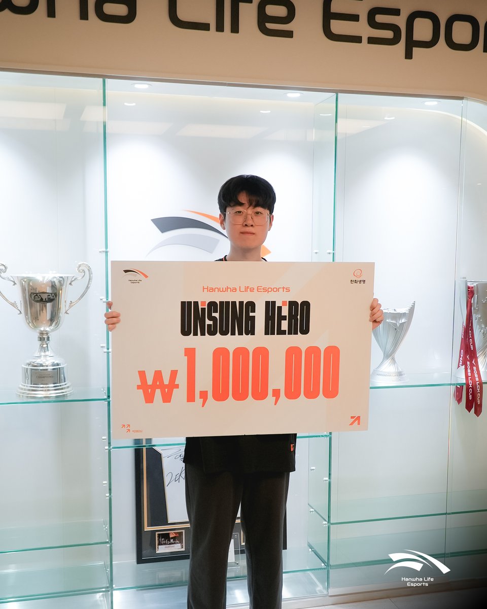 HLEofficial's tweet photo. 🏆𝟮𝟬𝟮𝟲 𝗛𝗟𝗘 𝗨𝗡𝗦𝗨𝗡𝗚 𝗛𝗘𝗥𝗢🏆

한화생명e스포츠의 숨은 주역, ‘제우스’ 최우제 선수가 2026 LCK 1~2R 'HLE UNSUNG HERO'에 선정되었습니다.

앞에서 흐름을 만들고, 때로는 뒤에서 팀을 위해 묵묵히 균형을 잡아준 그의 기여가 있었기에 HLE는 더욱 높이 도약할 수 있었습니다.

한화생명e스포츠는 앞으로도 보이지 않는 자리에서 빛을 발하는 선수들의 발자취를 함께 기억하겠습니다. 팀의 든든한 버팀목이 되어준 제우스 선수에게 따뜻한 박수와 응원을 보내주세요.

Hanwha Life Esports’ unsung hero, Choi “Zeus” Woo-je, has been selected as the 2026 LCK 1~2R 'HLE UNSUNG HERO'.

Whether leading the charge from the front or helping keep the team balanced from behind the scenes, Zeus’ contributions have helped Hanwha Life Esports reach even greater heights.

Hanwha Life Esports will continue to recognize the players who shine beyond the spotlight. Please join us in sending warm applause and support to Zeus, who has been a steady pillar for the team.