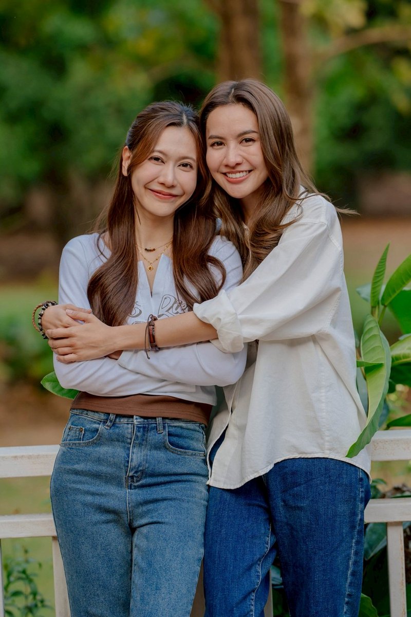 yglseries's tweet photo. “บางคน...เรารักเขาเพราะเขาใจดี
แต่บางคน...เรารักทั้งที่เขา ‘เคยร้ายกับเรา’ จนแทบทนไม่ไหว”

🔗 https://t.co/HCqVmQBrkp

#NamneungNoey #NamneungMilinD #NoeyKanteera 

เรื่องย่อ “#โซ่รักอัคนี”

“อัจจิมา วาทินวณิช” หรือ “ไฟ” (น้ำหนึ่ง-มิลิญ วาทินธนะกิจ) ทายาทหญิง แห่งตระกูล “วาทินวณิช” เจ้าของกิจการเหมืองแร่ทรงอิทธิพลในภาคใต้ คือหญิงสาวผู้เติบโตมาท่ามกลางบาดแผลในครอบครัว หลังการสูญเสียแม่ตั้งแต่เด็ก ทำให้ไฟกลายเป็นคนดื้อรั้น หัวร้อน และไม่เชื่อในคำว่า "ความรัก"

ไฟไม่เคยให้อภัยพ่อ “อัคนี วาทินวณิช” (สมชาย เข็มกลัด) ที่พา “วรรณา” (ฌาร์ม โอสถานนท์) หญิงสาวชาวบ้านธรรมดา เข้ามาอยู่ในบ้านหลังแม่ตาย และสิ่งที่ทำให้ไฟยิ่งโกรธแค้นมากขึ้น เมื่อเห็นว่า “อาทิตยา” หรือ “กะเพรา” (เนย-กานต์ธีรา วัชรทัศนกุล) เด็กสาวลูกคนงานในเหมืองที่พ่ออุปการะไว้ ถูกปฏิบัติอย่างเอ็นดู ในขณะที่เธอกลับถูกเพิกเฉย ไฟจึงลงมือกลั่นแกล้งกะเพราอย่างหนัก จนพ่อของไฟต้องส่งกะเพราไปอยู่โรงเรียนประจำ และตัดขาดจากบ้าน วาทินวณิช ไป

15 ปีผ่านไป … กะเพรากลับมาอีกครั้ง ในฐานะผู้ช่วยของอัคนี จุดเชื้อไฟเก่าในใจของไฟ ให้ลุกโชนขึ้นอีกครั้ง พร้อมความเข้าใจผิดที่ยังฝังลึก และคราวนี้ไฟจะไม่ปล่อยให้ “ยายหนูตะเภา” กลายเป็นคนโปรดของพ่อได้อีกเป็นครั้งที่สอง

เตรียมพบกับเรื่องราวดราม่า ร้อนแรง ที่ร้อยรัดด้วยอดีต ความรัก ความแค้น และการให้อภัย ที่คุณจะทั้งเกลียดทั้งรัก...และหยุดดูไม่ได้ใน “โซ่รักอัคนี” เรื่องสุดท้ายจากซีรีส์ชุด “4 ELEMENTS บ้านวาทินวณิช” ทุกวันเสาร์ เวลา 20.30 น. เริ่มตอนแรก วันเสาร์ที่ 11 กรกฎาคมนี้ ชมสดหน้าจอทางช่อง 7HD กด 35 ชมสดออนไลน์ และชมย้อนหลังได้ทาง BUGABOO .TV
