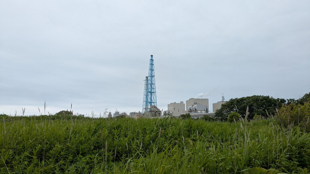 Hokuden_Kouhou's tweet photo. こんにちは☺️
今日は、とある企画のロケハンで『苫東厚真発電所』に来ております
待ち合わせまで少し時間あるので、しかのこ(が)のこのこ(でてこないか)こしたんたん、と見張ってますがいないですね🦌 https://t.co/GAv3V76e4l