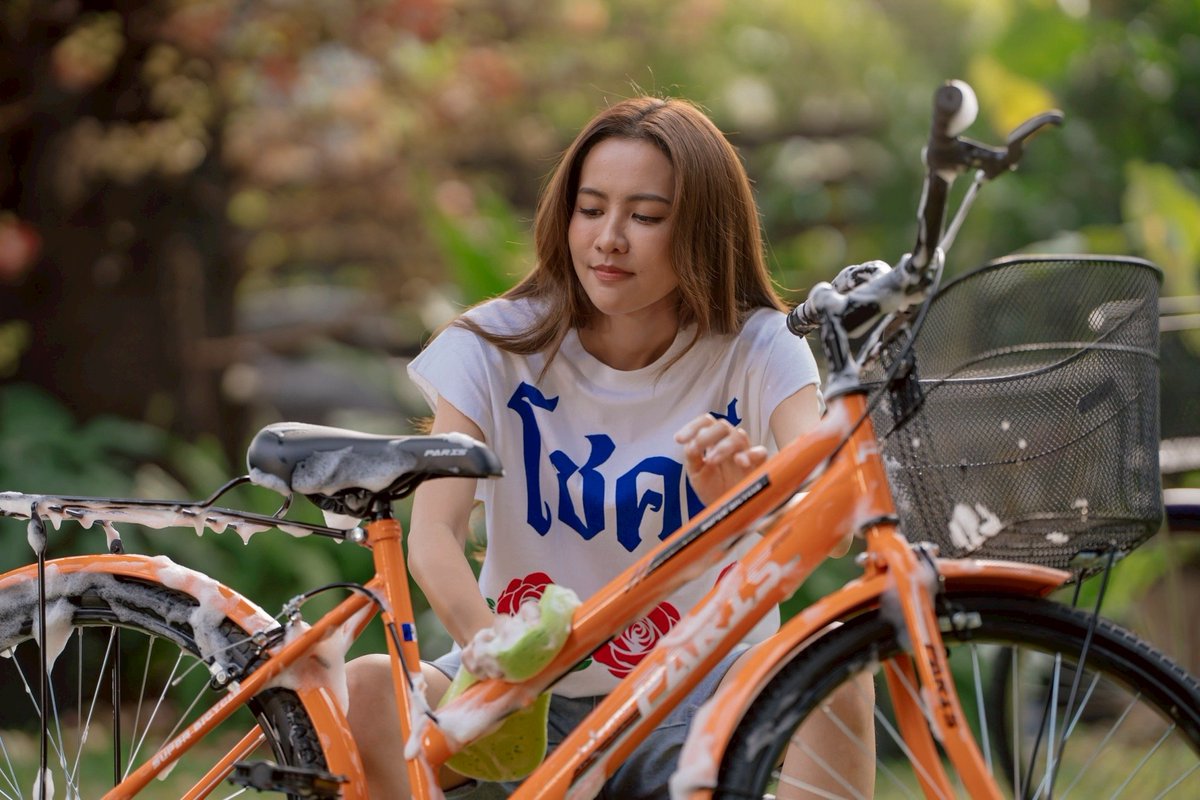 yglseries's tweet photo. “บางคน...เรารักเขาเพราะเขาใจดี
แต่บางคน...เรารักทั้งที่เขา ‘เคยร้ายกับเรา’ จนแทบทนไม่ไหว”

🔗 https://t.co/HCqVmQBrkp

#NamneungNoey #NamneungMilinD #NoeyKanteera 

เรื่องย่อ “#โซ่รักอัคนี”

“อัจจิมา วาทินวณิช” หรือ “ไฟ” (น้ำหนึ่ง-มิลิญ วาทินธนะกิจ) ทายาทหญิง แห่งตระกูล “วาทินวณิช” เจ้าของกิจการเหมืองแร่ทรงอิทธิพลในภาคใต้ คือหญิงสาวผู้เติบโตมาท่ามกลางบาดแผลในครอบครัว หลังการสูญเสียแม่ตั้งแต่เด็ก ทำให้ไฟกลายเป็นคนดื้อรั้น หัวร้อน และไม่เชื่อในคำว่า "ความรัก"

ไฟไม่เคยให้อภัยพ่อ “อัคนี วาทินวณิช” (สมชาย เข็มกลัด) ที่พา “วรรณา” (ฌาร์ม โอสถานนท์) หญิงสาวชาวบ้านธรรมดา เข้ามาอยู่ในบ้านหลังแม่ตาย และสิ่งที่ทำให้ไฟยิ่งโกรธแค้นมากขึ้น เมื่อเห็นว่า “อาทิตยา” หรือ “กะเพรา” (เนย-กานต์ธีรา วัชรทัศนกุล) เด็กสาวลูกคนงานในเหมืองที่พ่ออุปการะไว้ ถูกปฏิบัติอย่างเอ็นดู ในขณะที่เธอกลับถูกเพิกเฉย ไฟจึงลงมือกลั่นแกล้งกะเพราอย่างหนัก จนพ่อของไฟต้องส่งกะเพราไปอยู่โรงเรียนประจำ และตัดขาดจากบ้าน วาทินวณิช ไป

15 ปีผ่านไป … กะเพรากลับมาอีกครั้ง ในฐานะผู้ช่วยของอัคนี จุดเชื้อไฟเก่าในใจของไฟ ให้ลุกโชนขึ้นอีกครั้ง พร้อมความเข้าใจผิดที่ยังฝังลึก และคราวนี้ไฟจะไม่ปล่อยให้ “ยายหนูตะเภา” กลายเป็นคนโปรดของพ่อได้อีกเป็นครั้งที่สอง

เตรียมพบกับเรื่องราวดราม่า ร้อนแรง ที่ร้อยรัดด้วยอดีต ความรัก ความแค้น และการให้อภัย ที่คุณจะทั้งเกลียดทั้งรัก...และหยุดดูไม่ได้ใน “โซ่รักอัคนี” เรื่องสุดท้ายจากซีรีส์ชุด “4 ELEMENTS บ้านวาทินวณิช” ทุกวันเสาร์ เวลา 20.30 น. เริ่มตอนแรก วันเสาร์ที่ 11 กรกฎาคมนี้ ชมสดหน้าจอทางช่อง 7HD กด 35 ชมสดออนไลน์ และชมย้อนหลังได้ทาง BUGABOO .TV