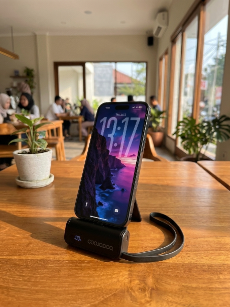 mongkiripiw's tweet photo. Gak perlu repot gulung kabel kusut lagi tiap mau ngecas di luar rumah, sekarang tinggal tancap powerbank kapsul mini yang udah sekalian ada stand tersembunyinya ini.
https://t.co/HDUwmf8VW3 https://t.co/4YxBuV93TN