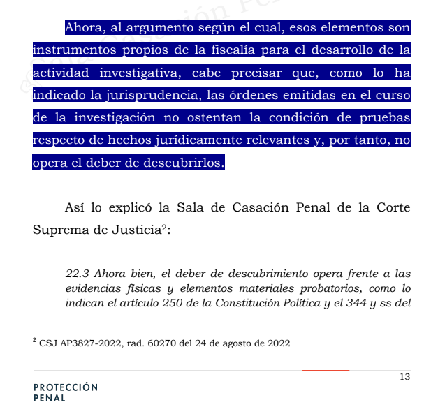 Ronaldsanabria1's tweet photo. EL DESCUBRIMIENTO PROBATORIO NO EXIGE ENTREGAR LAS ÓRDENES DE POLICÍA JUDICIAL
STP10992-2025

Consulte el análisis: https://t.co/Jx2vuXABI4

La sentencia STP10992-2025 aborda una discusión frecuente en el sistema penal acusatorio: el alcance del descubrimiento probatorio y, en particular, si la Fiscalía está obligada a entregar a la defensa las órdenes impartidas a policía judicial durante la investigación.

El caso surge a partir de la solicitud formulada por la defensa de un procesado, quien pretendía obtener copia de varias órdenes de policía judicial y otros documentos relacionados con actuaciones investigativas adelantadas por la Fiscalía. Según la defensa, dichos documentos resultaban necesarios para verificar la correspondencia entre las labores ordenadas y los informes rendidos por los investigadores, así como para ejercer adecuadamente el derecho de contradicción durante la audiencia preparatoria.

La Fiscalía negó la solicitud al considerar que las órdenes de policía judicial no forman parte del descubrimiento probatorio. Inconforme con esa respuesta, la defensa promovió acción de tutela argumentando que la negativa impedía conocer actuaciones relevantes de la investigación y afectaba el ejercicio del derecho de defensa.

Al resolver la controversia, la Corte Suprema de Justicia comenzó por precisar que la discusión no debía analizarse desde la perspectiva del derecho de petición, sino desde el debido proceso, pues la solicitud se formuló dentro de una actuación penal en curso y guardaba relación directa con el ejercicio de facultades procesales propias de la defensa.

A partir de allí, la Sala centró su análisis en la naturaleza jurídica de las órdenes impartidas a policía judicial. Explicó que tales documentos constituyen actos preparatorios de la investigación y hacen parte de la estrategia investigativa de la Fiscalía. Por esa razón, no tienen la condición de prueba sobre los hechos jurídicamente relevantes que serán debatidos en el juicio oral.

La Corte recordó que el deber de descubrimiento probatorio recae sobre los elementos materiales probatorios, la evidencia física y la información legalmente obtenida que pretenda ser utilizada dentro del proceso. En contraste, las órdenes de investigación cumplen una función instrumental, pues sirven para orientar y dirigir la actividad investigativa, pero no constituyen por sí mismas evidencia del tema de prueba del juicio.

Desde esa perspectiva, la providencia reafirma que el descubrimiento probatorio no supone la entrega íntegra de la carpeta investigativa ni la revelación de toda la trazabilidad interna de la investigación. Su finalidad consiste en garantizar que la defensa conozca los elementos, informes y evidencias que serán incorporados al debate probatorio, de manera que pueda ejercer adecuadamente las facultades de contradicción y defensa.

No obstante, la Corte también destacó que la defensa conserva la posibilidad de cuestionar la legalidad de las actuaciones investigativas o de solicitar el descubrimiento de determinada información cuando pueda demostrar su relevancia para discutir la admisibilidad o exclusión de una prueba. Tales controversias, sin embargo, deben ser planteadas en los escenarios procesales previstos para ello, particularmente durante la audiencia preparatoria.

Con fundamento en estas consideraciones, la Sala concluyó que la Fiscalía no estaba obligada a entregar automáticamente las órdenes impartidas a policía judicial y que la defensa aún contaba con mecanismos procesales idóneos para formular sus reparos dentro del proceso penal. Por ello confirmó la decisión que negó el amparo constitucional.

La regla que deja la sentencia es clara: el descubrimiento probatorio garantiza el acceso a la prueba que será debatida en juicio, pero no implica la entrega automática de todos los documentos que integran la actividad interna de investigación de la Fiscalía.