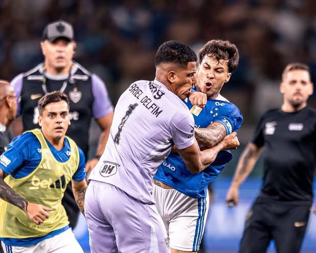 robinrockins's tweet photo. 26 expulsões em uma partida, esse dia ficou guardado na minha memória ❤️ clássico me proporcionando um socão do kj https://t.co/TmjTS1BYMY