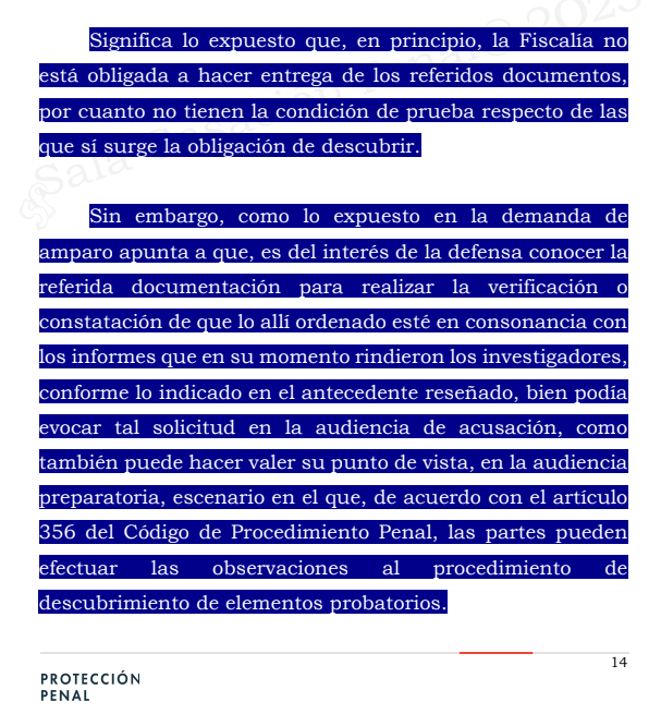 Ronaldsanabria1's tweet photo. EL DESCUBRIMIENTO PROBATORIO NO EXIGE ENTREGAR LAS ÓRDENES DE POLICÍA JUDICIAL
STP10992-2025

Consulte el análisis: https://t.co/Jx2vuXABI4

La sentencia STP10992-2025 aborda una discusión frecuente en el sistema penal acusatorio: el alcance del descubrimiento probatorio y, en particular, si la Fiscalía está obligada a entregar a la defensa las órdenes impartidas a policía judicial durante la investigación.

El caso surge a partir de la solicitud formulada por la defensa de un procesado, quien pretendía obtener copia de varias órdenes de policía judicial y otros documentos relacionados con actuaciones investigativas adelantadas por la Fiscalía. Según la defensa, dichos documentos resultaban necesarios para verificar la correspondencia entre las labores ordenadas y los informes rendidos por los investigadores, así como para ejercer adecuadamente el derecho de contradicción durante la audiencia preparatoria.

La Fiscalía negó la solicitud al considerar que las órdenes de policía judicial no forman parte del descubrimiento probatorio. Inconforme con esa respuesta, la defensa promovió acción de tutela argumentando que la negativa impedía conocer actuaciones relevantes de la investigación y afectaba el ejercicio del derecho de defensa.

Al resolver la controversia, la Corte Suprema de Justicia comenzó por precisar que la discusión no debía analizarse desde la perspectiva del derecho de petición, sino desde el debido proceso, pues la solicitud se formuló dentro de una actuación penal en curso y guardaba relación directa con el ejercicio de facultades procesales propias de la defensa.

A partir de allí, la Sala centró su análisis en la naturaleza jurídica de las órdenes impartidas a policía judicial. Explicó que tales documentos constituyen actos preparatorios de la investigación y hacen parte de la estrategia investigativa de la Fiscalía. Por esa razón, no tienen la condición de prueba sobre los hechos jurídicamente relevantes que serán debatidos en el juicio oral.

La Corte recordó que el deber de descubrimiento probatorio recae sobre los elementos materiales probatorios, la evidencia física y la información legalmente obtenida que pretenda ser utilizada dentro del proceso. En contraste, las órdenes de investigación cumplen una función instrumental, pues sirven para orientar y dirigir la actividad investigativa, pero no constituyen por sí mismas evidencia del tema de prueba del juicio.

Desde esa perspectiva, la providencia reafirma que el descubrimiento probatorio no supone la entrega íntegra de la carpeta investigativa ni la revelación de toda la trazabilidad interna de la investigación. Su finalidad consiste en garantizar que la defensa conozca los elementos, informes y evidencias que serán incorporados al debate probatorio, de manera que pueda ejercer adecuadamente las facultades de contradicción y defensa.

No obstante, la Corte también destacó que la defensa conserva la posibilidad de cuestionar la legalidad de las actuaciones investigativas o de solicitar el descubrimiento de determinada información cuando pueda demostrar su relevancia para discutir la admisibilidad o exclusión de una prueba. Tales controversias, sin embargo, deben ser planteadas en los escenarios procesales previstos para ello, particularmente durante la audiencia preparatoria.

Con fundamento en estas consideraciones, la Sala concluyó que la Fiscalía no estaba obligada a entregar automáticamente las órdenes impartidas a policía judicial y que la defensa aún contaba con mecanismos procesales idóneos para formular sus reparos dentro del proceso penal. Por ello confirmó la decisión que negó el amparo constitucional.

La regla que deja la sentencia es clara: el descubrimiento probatorio garantiza el acceso a la prueba que será debatida en juicio, pero no implica la entrega automática de todos los documentos que integran la actividad interna de investigación de la Fiscalía.