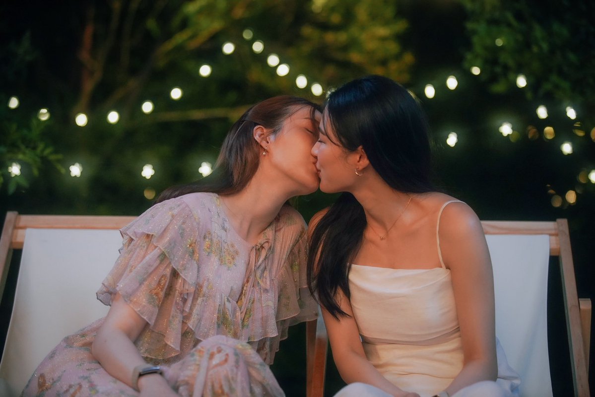 Clicknews_tv's tweet photo. บ้านสวนหวานมาก!  “หลิง-ออม” สวีทจัดเต็มพา “วาดฝันวันวิวาห์” ติดเทรนด์โลก อันดับ 1 ต่อเนื่อง

#หลิงออม #LingOrm
#วาดฝันวันวิวาห์ 

ทำเอาเหล่าแฟน ๆ ฮ็อบจนหน้าสั่นกันไปทั่วโลก สำหรับซีรีส์สุดฮอต “วาดฝันวันวิวาห์ In Love Forever” จากอีพี 3 ที่พี่รัญชน์ (หลิงหลิง คอง) เดินหน้าง้อน้องนีน (ออม กรณ์นภัส) หลังแม่กิ่งกมล (กิ๊ก สุวัจนี) พาเมลินญาน์ (แคนดี้ สุภาภัสสร์) มาตีสนิทกับรัญชน์ งานนี้ต้องใช้คุณตาคุณยายมาเป็นกาวใจจนทำให้บ้านสวนหวานเจี๊ยบ!

            สร้างปรากฏการณ์ความฟินทั่วโลกออนไลน์แบบปฏิเสธไม่ลง อยู่ไม่ไหวกับความน่ารักขี้อ้อนเพราะการไปเยี่ยมคุณตาคุณยายครั้งนี้ทำให้ น้องนีน เริ่มเปิดใจให้ พี่รัญชน์ (หลิงหลิง คอง) มากขึ้น แม้ปากจะบอกว่าไม่ได้คิดอะไร แต่อาการมันฟ้องสุด ๆ ทั้งหอมแก้ม จับมือ เรียกได้ว่าเติมพี่รัญชน์ฉ่ำปอด ใครเห็นก็เขินตัวบิด แต่ความปังไม่แผ่วเพราะพาแฮชแท็ก #วาดฝันวันวิวาห์EP3 ทะยานติดเทรนด์ อันดับ 1 โลก ประเทศไทย และเวียดนาม, สิงคโปร์, ฮ่องกง, ไต้หวัน, ฟิลิปปินส์, มาเลเซีย, เมียนมา นอกจากนี้ยังติดเทรนด์ 31 พื้นที่ทั่วโลก ด้วยยอดโพสต์กว่า 1.27M ใน 24 ชั่วโมง

            งานนี้ความรักของรัญชน์และนีนจะแข็งแกร่งจนล้มแผนของกิ่งกมลได้หรือไม่ ติดตามชม “วาดฝันวันวิวาห์ In Love Forever” ทุกวันศุกร์ เวลา 20.30 น. ทางช่อง 3 ดูทีวีกด 33 ดูออนไลน์ที่ 3Plus และรับชมย้อนหลังทั่วโลกพร้อม Subtitle ภาษาอังกฤษ ส่วนสมาชิก 3Plus Premium  สามารถรับชมย้อนหลังได้ทุกวันศุกร์ เวลา 22.30 น. และลูกค้าทั่วไปรับชมย้อนหลังได้ทุกวันอังคาร

รับชมภาพเพิ่มเติม https://t.co/6tcEg3VKNS