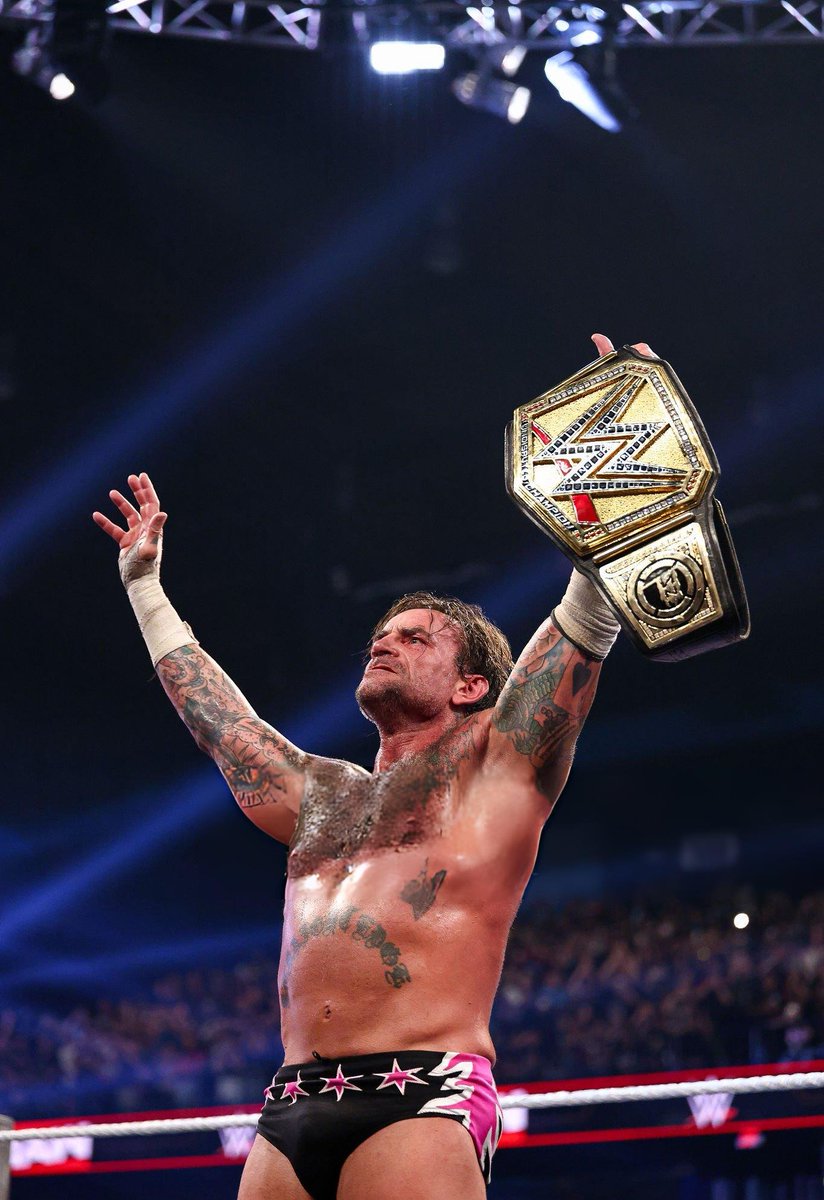 Teffo_01's tweet photo. The Undisputed WWE Title has never looked more gorgeous ❤️ https://t.co/HaQkLB1gQP