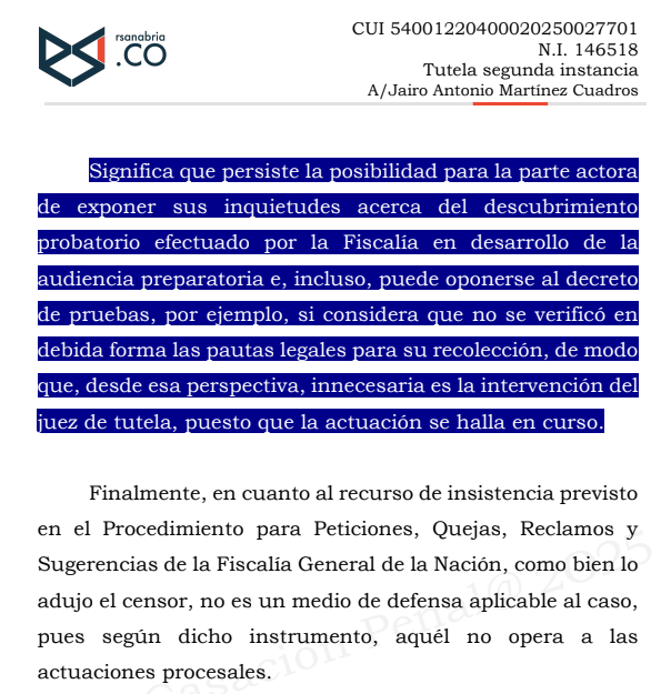 Ronaldsanabria1's tweet photo. EL DESCUBRIMIENTO PROBATORIO NO EXIGE ENTREGAR LAS ÓRDENES DE POLICÍA JUDICIAL
STP10992-2025

Consulte el análisis: https://t.co/Jx2vuXABI4

La sentencia STP10992-2025 aborda una discusión frecuente en el sistema penal acusatorio: el alcance del descubrimiento probatorio y, en particular, si la Fiscalía está obligada a entregar a la defensa las órdenes impartidas a policía judicial durante la investigación.

El caso surge a partir de la solicitud formulada por la defensa de un procesado, quien pretendía obtener copia de varias órdenes de policía judicial y otros documentos relacionados con actuaciones investigativas adelantadas por la Fiscalía. Según la defensa, dichos documentos resultaban necesarios para verificar la correspondencia entre las labores ordenadas y los informes rendidos por los investigadores, así como para ejercer adecuadamente el derecho de contradicción durante la audiencia preparatoria.

La Fiscalía negó la solicitud al considerar que las órdenes de policía judicial no forman parte del descubrimiento probatorio. Inconforme con esa respuesta, la defensa promovió acción de tutela argumentando que la negativa impedía conocer actuaciones relevantes de la investigación y afectaba el ejercicio del derecho de defensa.

Al resolver la controversia, la Corte Suprema de Justicia comenzó por precisar que la discusión no debía analizarse desde la perspectiva del derecho de petición, sino desde el debido proceso, pues la solicitud se formuló dentro de una actuación penal en curso y guardaba relación directa con el ejercicio de facultades procesales propias de la defensa.

A partir de allí, la Sala centró su análisis en la naturaleza jurídica de las órdenes impartidas a policía judicial. Explicó que tales documentos constituyen actos preparatorios de la investigación y hacen parte de la estrategia investigativa de la Fiscalía. Por esa razón, no tienen la condición de prueba sobre los hechos jurídicamente relevantes que serán debatidos en el juicio oral.

La Corte recordó que el deber de descubrimiento probatorio recae sobre los elementos materiales probatorios, la evidencia física y la información legalmente obtenida que pretenda ser utilizada dentro del proceso. En contraste, las órdenes de investigación cumplen una función instrumental, pues sirven para orientar y dirigir la actividad investigativa, pero no constituyen por sí mismas evidencia del tema de prueba del juicio.

Desde esa perspectiva, la providencia reafirma que el descubrimiento probatorio no supone la entrega íntegra de la carpeta investigativa ni la revelación de toda la trazabilidad interna de la investigación. Su finalidad consiste en garantizar que la defensa conozca los elementos, informes y evidencias que serán incorporados al debate probatorio, de manera que pueda ejercer adecuadamente las facultades de contradicción y defensa.

No obstante, la Corte también destacó que la defensa conserva la posibilidad de cuestionar la legalidad de las actuaciones investigativas o de solicitar el descubrimiento de determinada información cuando pueda demostrar su relevancia para discutir la admisibilidad o exclusión de una prueba. Tales controversias, sin embargo, deben ser planteadas en los escenarios procesales previstos para ello, particularmente durante la audiencia preparatoria.

Con fundamento en estas consideraciones, la Sala concluyó que la Fiscalía no estaba obligada a entregar automáticamente las órdenes impartidas a policía judicial y que la defensa aún contaba con mecanismos procesales idóneos para formular sus reparos dentro del proceso penal. Por ello confirmó la decisión que negó el amparo constitucional.

La regla que deja la sentencia es clara: el descubrimiento probatorio garantiza el acceso a la prueba que será debatida en juicio, pero no implica la entrega automática de todos los documentos que integran la actividad interna de investigación de la Fiscalía.