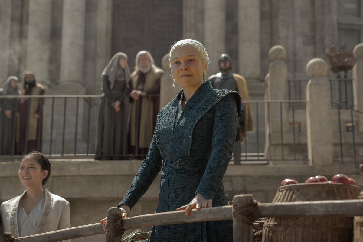 Jonathon12G's tweet photo. Oficialmente Rhaenyra Targaryen, primera comunista en su nombre, ha instaurado la King's Landing Humana. https://t.co/IYpnvp3lds