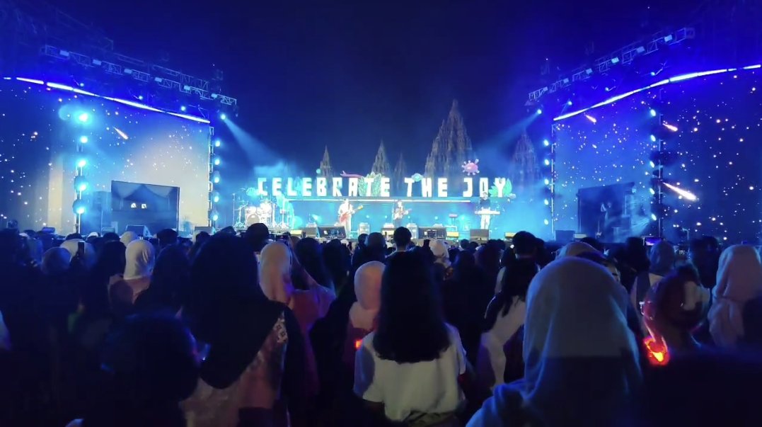 yeolloey's tweet photo. Siapa sangka yg awalnya fansnya cuma 20 orang sekarang jadi nambah semilyar (termasuk pasukan jin yg bangun candi prambanan juga diitung). KALIAN MEMANG MAHA DAHSYAT SPEKTAKULER @TheRose_0803 🥰🌹 https://t.co/twwO5mX9HD