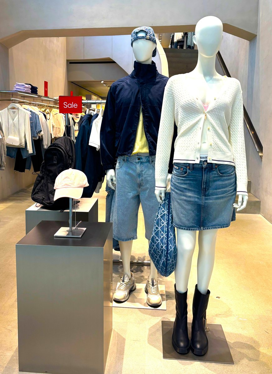 ShinsaibashiNET's tweet photo. CALVIN KLEIN  心斎橋店
1968年に、カルバン・クラインが親友のバリー・シュワルツとともに設立したアメリカの高級ブランドです。カッティングの美しさにこだわり、シンプルで洗練されたデザインで、落ち着いた雰囲気となっています。レディースウェア、メンズウェアのアイテムが展開されています。 https://t.co/kbsh05H7r6
