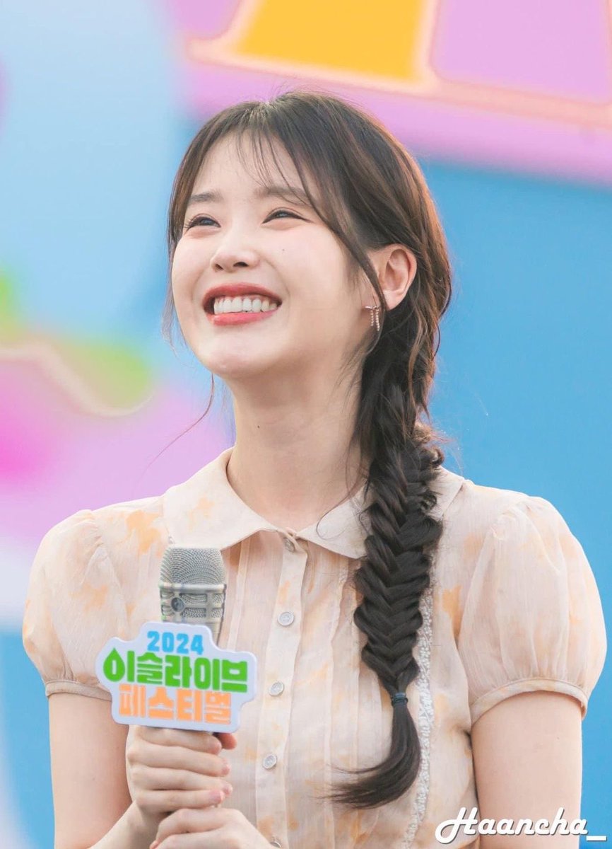 ByeoNaia63's tweet photo. #PerfectCrown #ByeonWooSeok #IU #wanseong

the husband                               the wifey https://t.co/aByrCV9l06