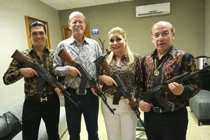 borre1000000's tweet photo. Estos Vende Patrias, si formarán un grupo musical se llamarían:
"LOS INCENDIARIOS DE MÉXICO"🔥🔫😂
¿ Y tú como los llamarías ?🤔 https://t.co/6QmD9WmRfO