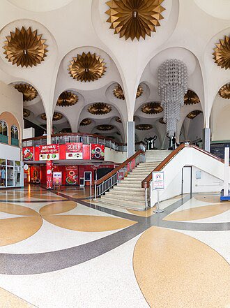 khajochi's tweet photo. ประเด็นที่หลายคนพูดถึงการเปิดตัว CenTRal cENtrAL (เขียนแบบนี้จริงๆ) คือการที่มีดีไซน์คล้ายสกาล่าอยู่ด้วย

พื้นที่เดิมบริเวณนั้นคือโรงหนังสกาล่า เป็นโรงหนังแบบ Standalone แห่งสุดท้ายในไทย

ตอนรื้อถอนเพื่อทำห้าง มีหลายคนดราม่าและประท้วงกัน บอกว่าควรเก็บอนุรักษ์เอาไว้

ในงานแถลงข่าวห้างไม่ได้มีการพูดเรื่องสกาล่า แต่ก็มีหลายจนเห็นดีไซน์แล้วนึกถึงสกาล่าเลย