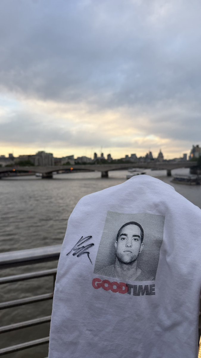poisonheart96's tweet photo. “I love this T-shirt” 
Anche io Robbè, assai https://t.co/4DGbBKZAkr