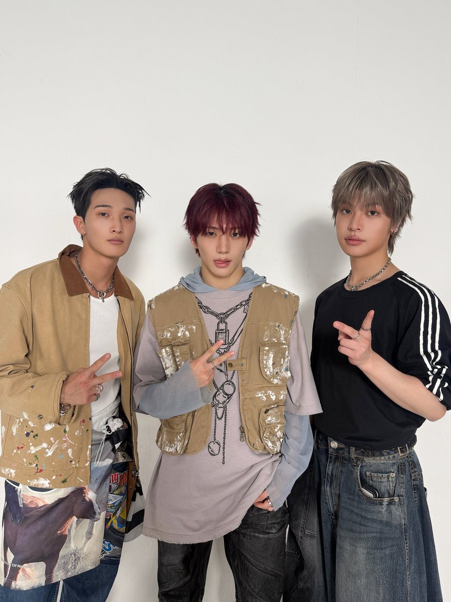 xikers_official's tweet photo. [👀] 
⠀
🤍 #ARENAKOREA Behind Photo 🤍
⠀
#xikers #싸이커스
#민재 #MINJAE #수민 #SUMIN #예찬 #YECHAN https://t.co/TBrgydXRRr