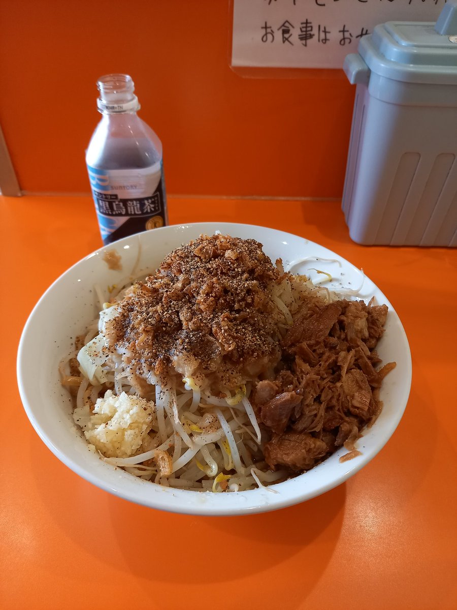 masa_nor1's tweet photo. 久しぶりのブッダ
本日限定のほぐし豚ブッダを注文
・250g
・汁なしパンチのしょうゆ
・ニンニク少、アブラ普通、カラメ普通、ヤサイまし
・950円なり
安定のガッツリさ
コショウのパンチが欲しいときは、やっぱりこれやな☺️ https://t.co/gVGExVtAS1