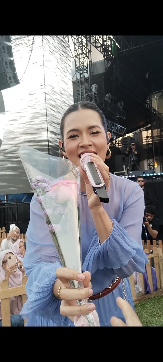 abcdela_r's tweet photo. BILA bergema di bigufest 2026
Sore sore adem banget dinyanyiin 'bila' depan mata gini sm cewek geminiku @raisa6690

Aku kasih bunga buat ka yaya pas lg nyanyiin 'bila' sebagai tanda Terima kasih karna udh buat lagu dengan lirik sebagus ini🥹🫶
Sayang sekulkas💜 https://t.co/m0ppZAxgNT