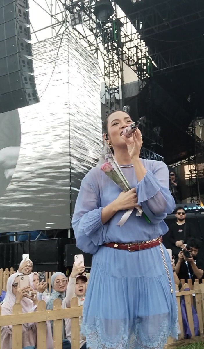 abcdela_r's tweet photo. BILA bergema di bigufest 2026
Sore sore adem banget dinyanyiin 'bila' depan mata gini sm cewek geminiku @raisa6690

Aku kasih bunga buat ka yaya pas lg nyanyiin 'bila' sebagai tanda Terima kasih karna udh buat lagu dengan lirik sebagus ini🥹🫶
Sayang sekulkas💜 https://t.co/m0ppZAxgNT