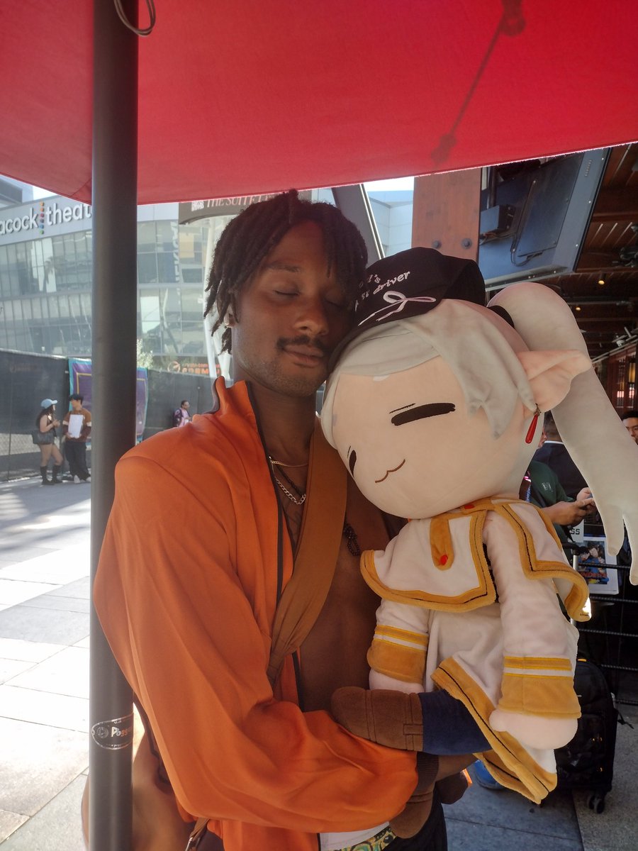 OdlidTogaf's tweet photo. Special shout-out to my first friends I made at my first AX and my new hat bro I met at Lazydog. He knew my Godzilla vs Mechagodzilla 2 cap. Also to the cool buff bros from Touhoufest. https://t.co/WLkWr3wXYj