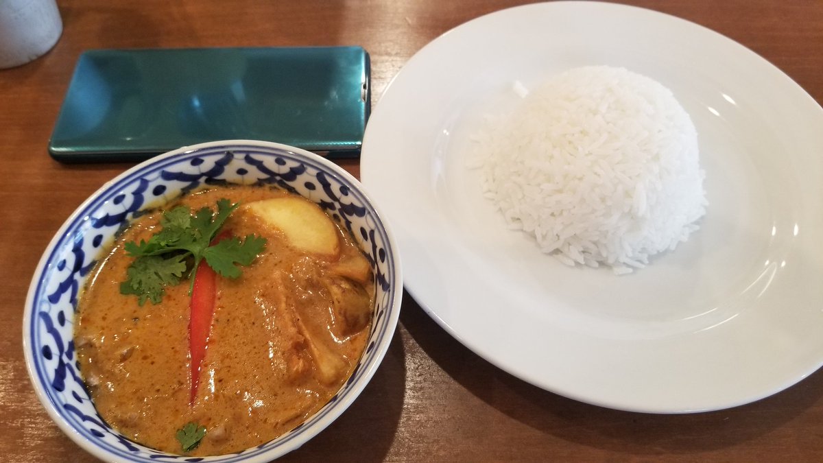 Hiro_Taked's tweet photo. カレー店が何軒もあるなかで、たまにはタイ料理の店にしてみようと思い、マッサマンカレーを頼んでみた。
まず、テーブルに持ってこられたカレーとライスが…
男には少なすぎ💦
美味しいとは思うが、スパイスよりココナッツミルクが勝っている。子ども向けくらいまろやか。
レトルトに負けてるかも💧 https://t.co/iZE7JDIr6d