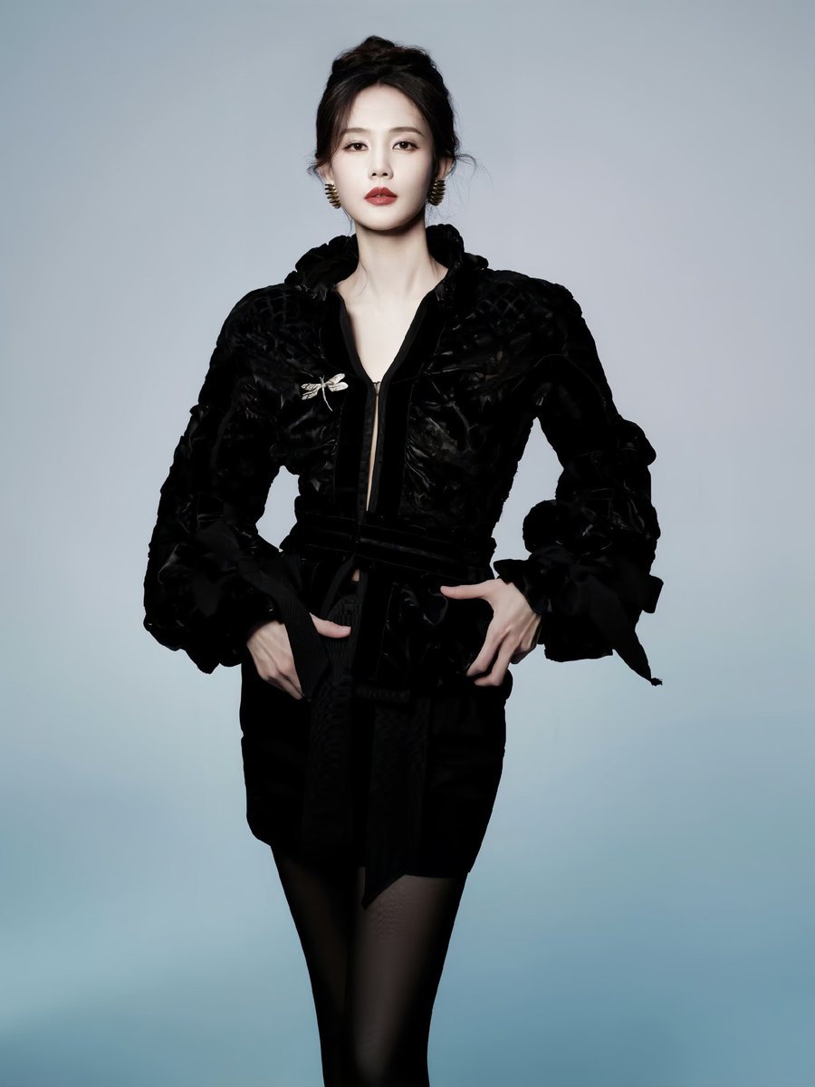 VeronicaEmma6's tweet photo. 李一桐的这身黑丝，有种女王范儿 https://t.co/xGtcaziFYr