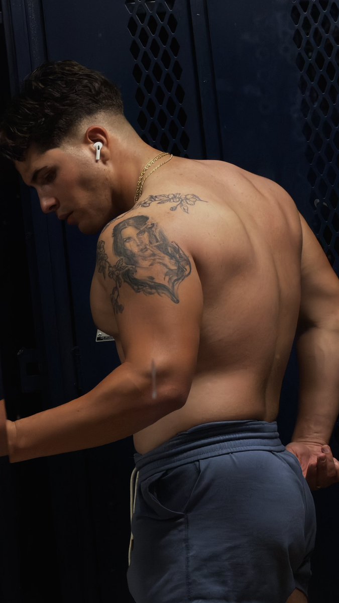 miguel0_mendoza's tweet photo. Chest day 😮‍💨
#gym #latino #mlm #gay https://t.co/jTzeWsdR5i