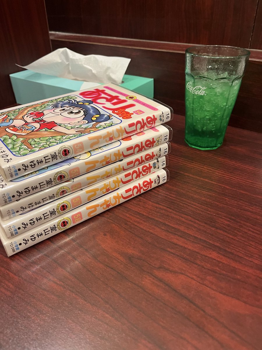 logiminako's tweet photo. 今日は温泉施設付き7千円ビジホを予約してるので、チェックインまではあさりちゃん大量読み  ﾄﾞﾝｯ📚Σ|⊂(･ω･)

  🚲10分の新前橋駅店にあさりちゃん全巻あったので、引越し後も引き続き読む😄
今日は54巻から。 https://t.co/3waw9ZKgV2