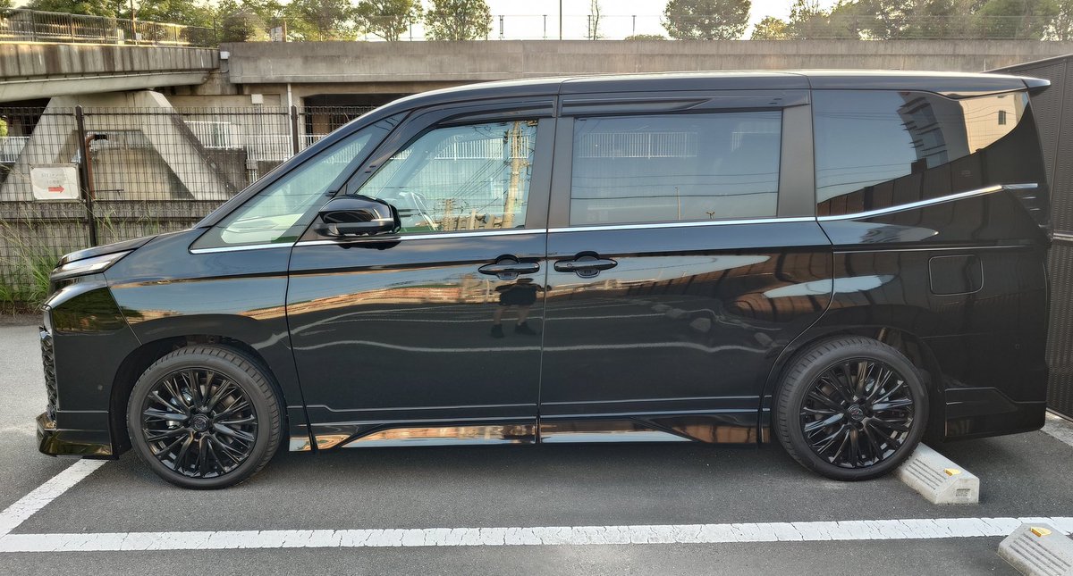 air_riding's tweet photo. @RoM_CROWN 18インチの純正車高だと思ったより
ホイールハウスの空間が目立つので
19インチでもよかったかなーと
思いました（笑）
エアロは消耗品！の精神ですが
擦ったら擦ったでやっぱり
テンション下がります（笑） https://t.co/ah5i6Yo74W